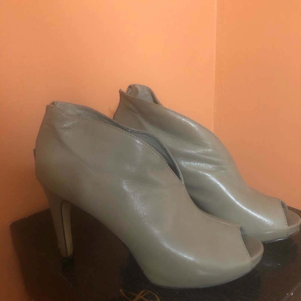 B Makowsky High Heel Peep Toe Bootie with Back Zip